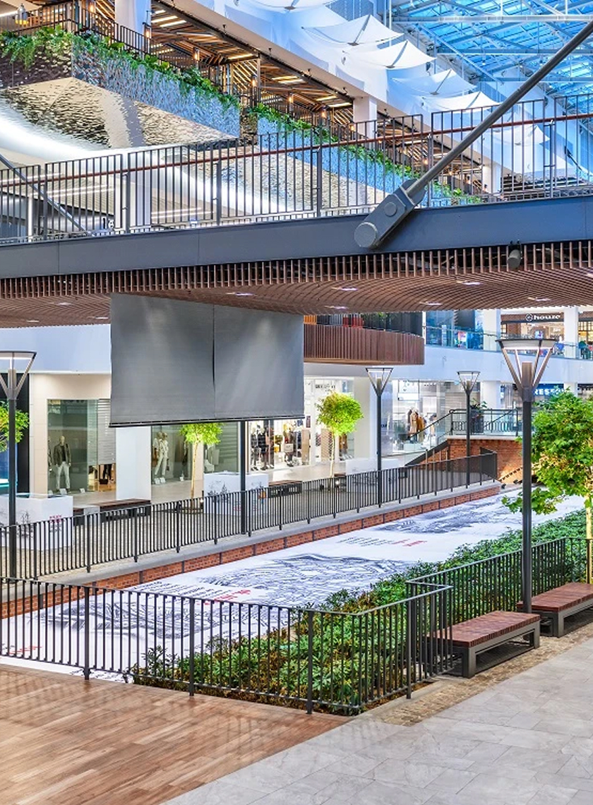 Zdjęcie przedstawiające nowoczesne centrum handlowe