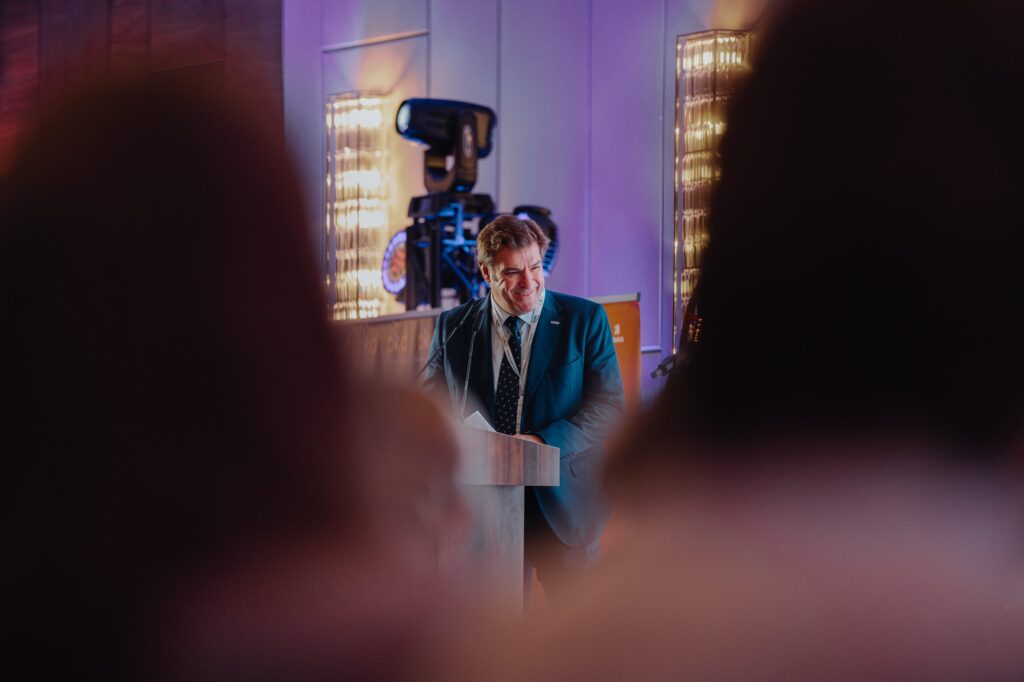 Prelegent na scenie konferencji PIARC poświęconej bezpieczeństwu tuneli drogowych