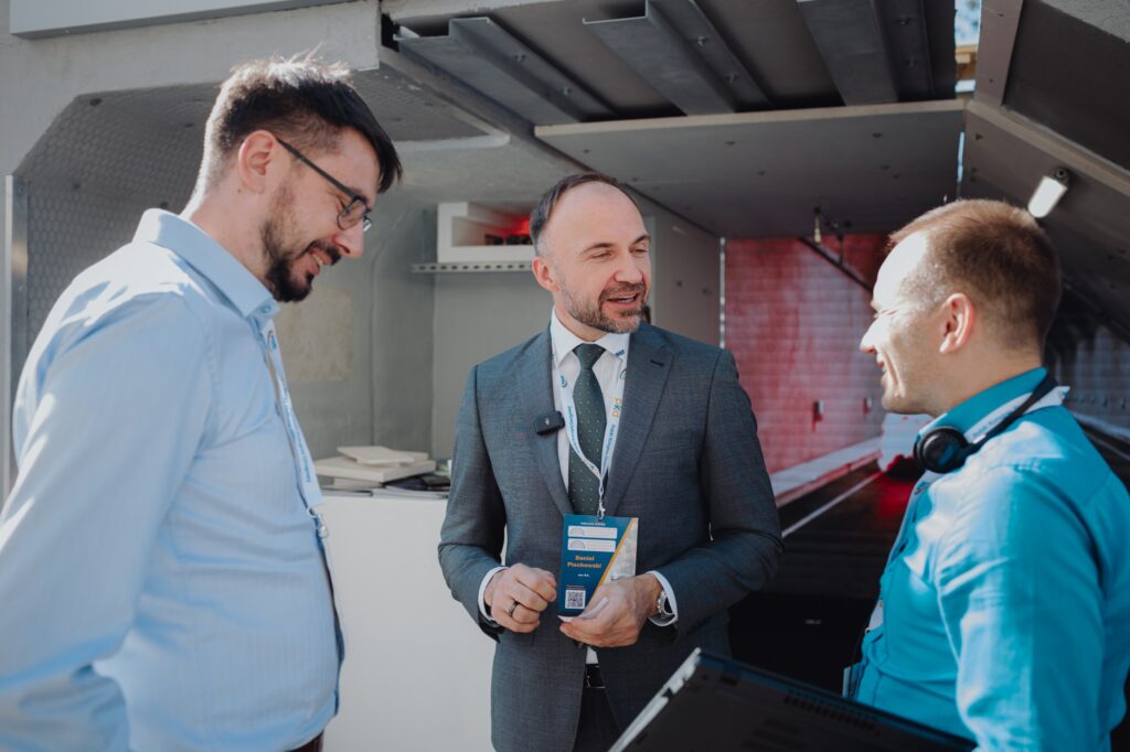 Rozmowy ekspertów na stoisku mcr o zabezpieczeniach przeciwpożarowych infrastruktury tunelowej
